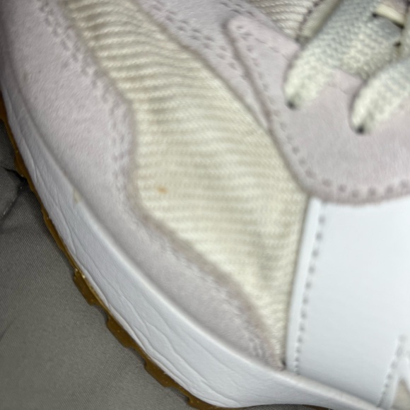 New Balance classics 327. White Cream and tan. Women’s 8. - Picture 12 of 16